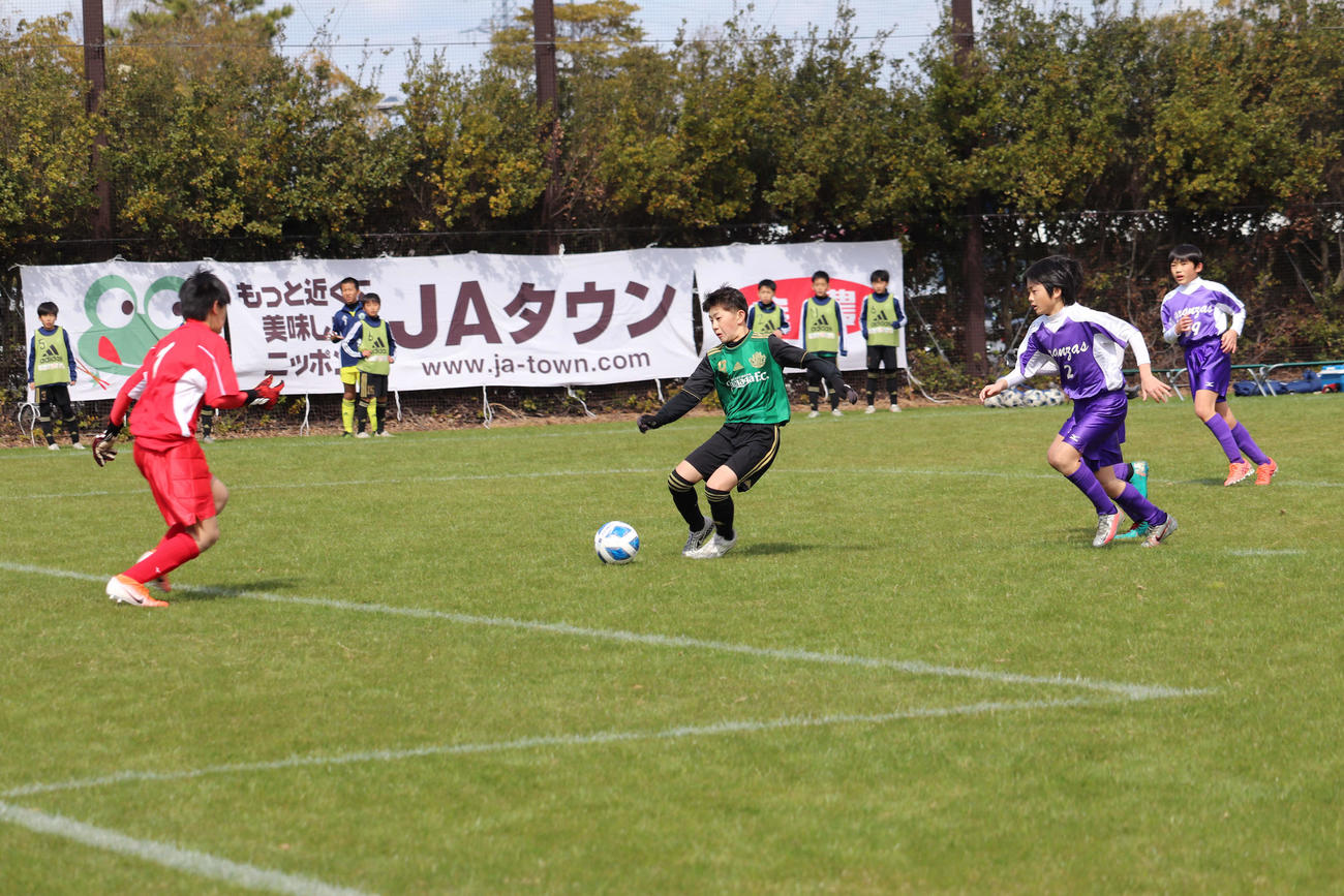 相手ゴール前に攻め込む松本山雅FC