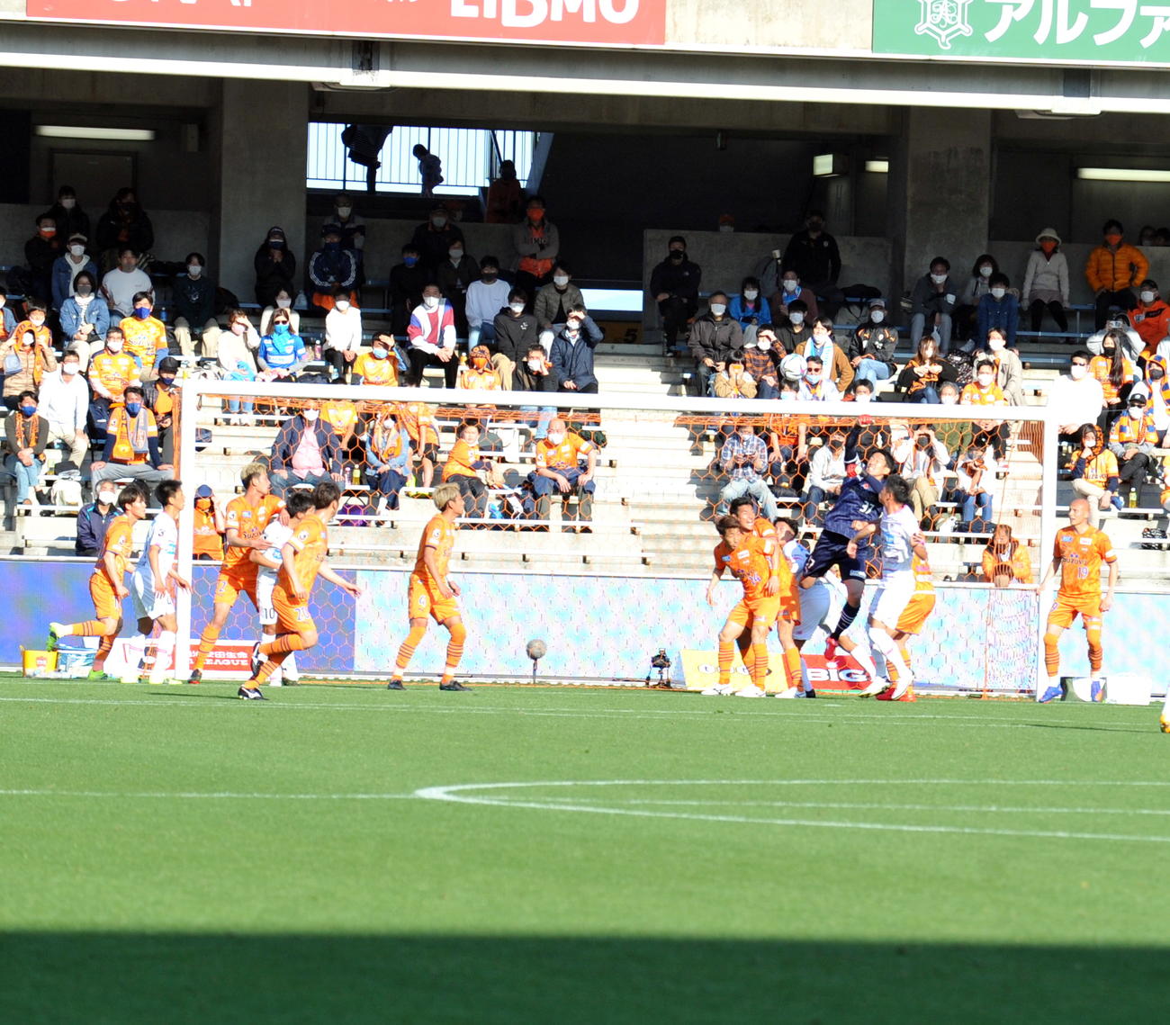 後半、相手のCKに対して体を張って守る清水の選手たち