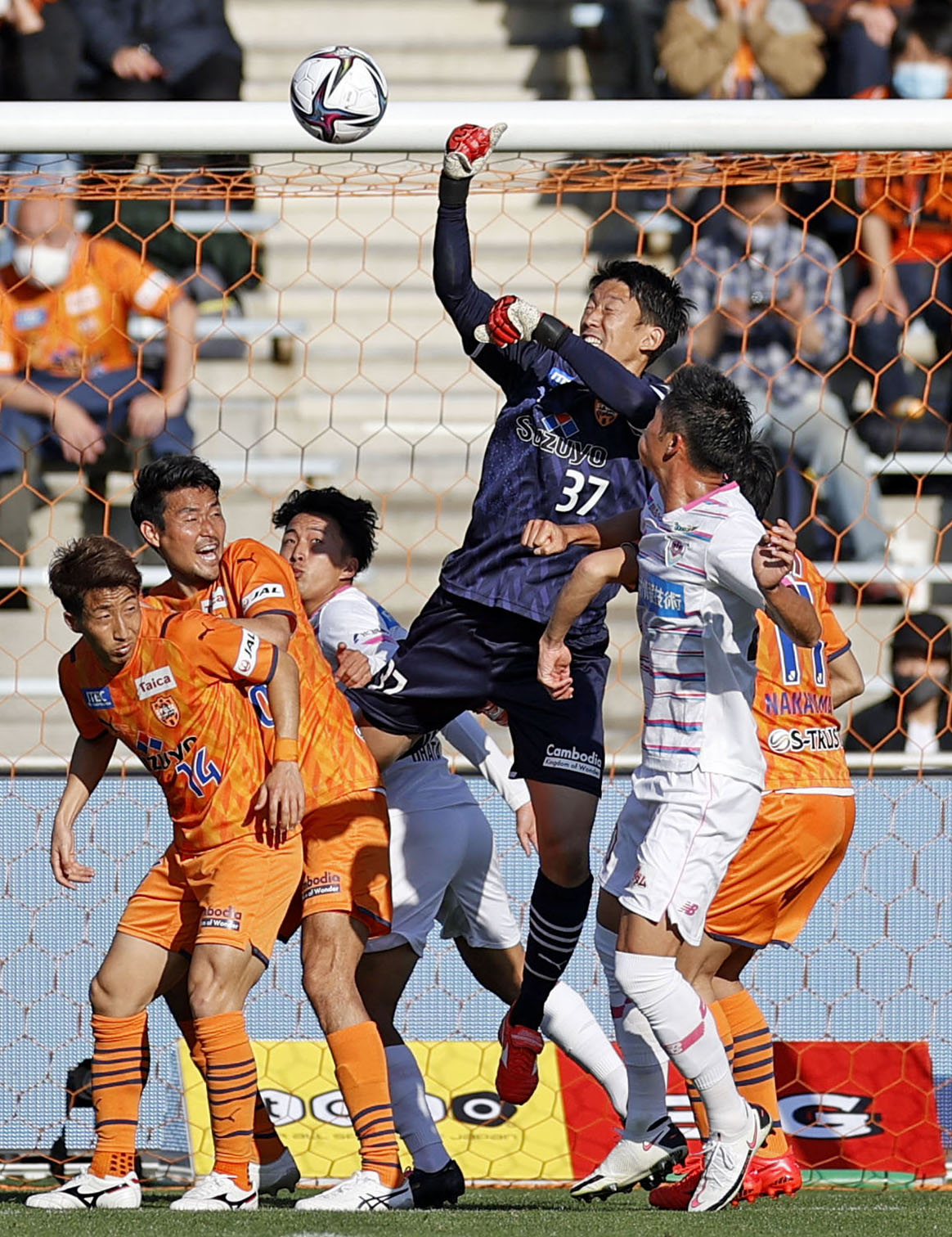 後半、パンチングでクリアする清水・GK権田（共同）