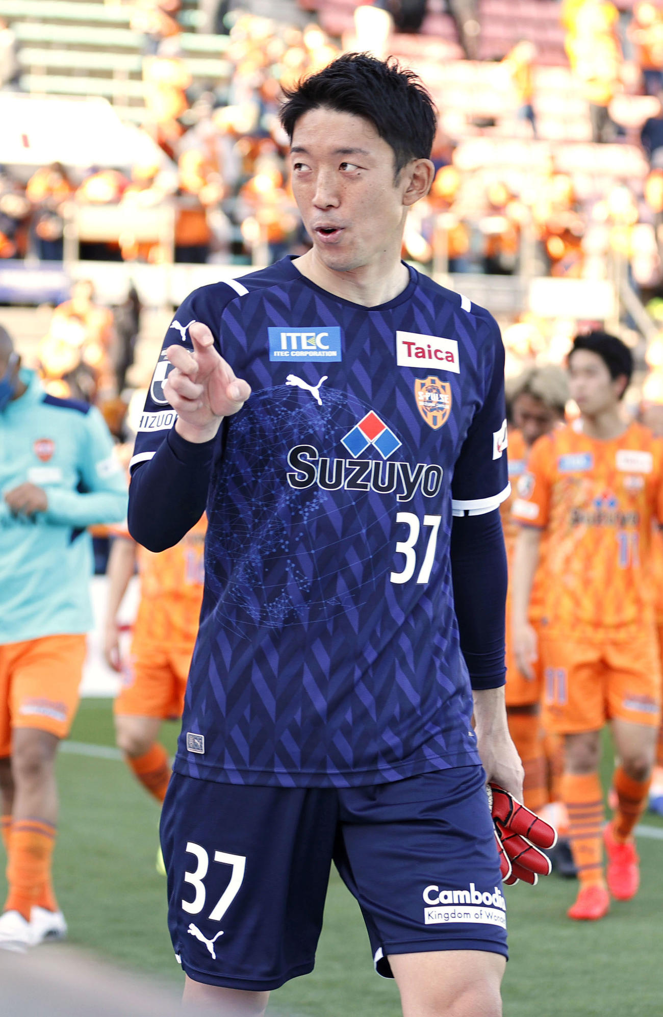 鳥栖と引き分け、引き揚げる清水・GK権田（共同）