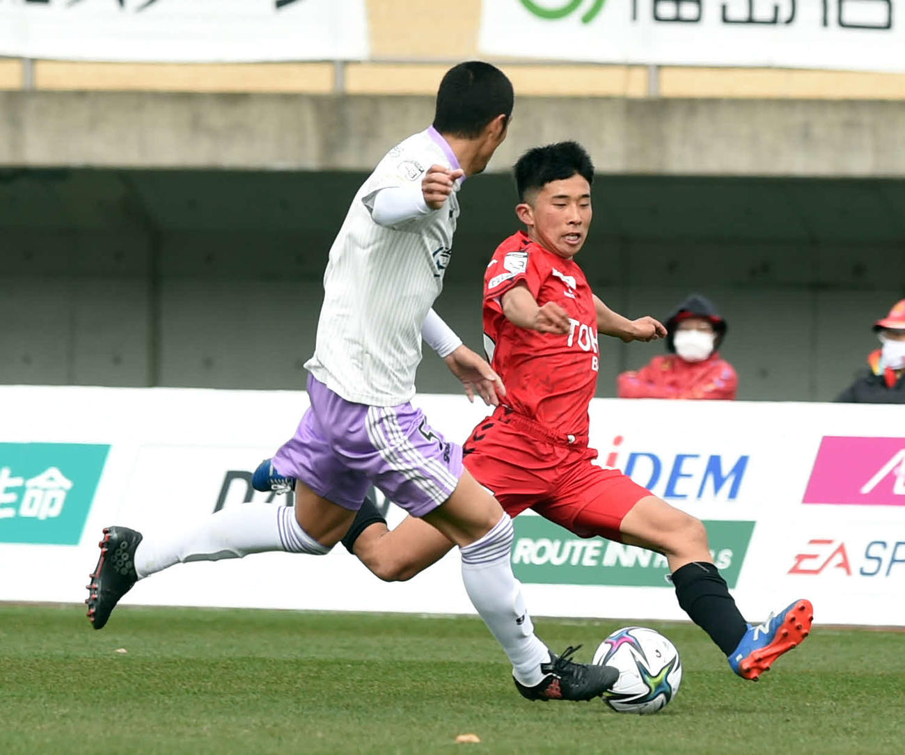 後半、パスを出す福島MF柴（右）（撮影・相沢孔志）