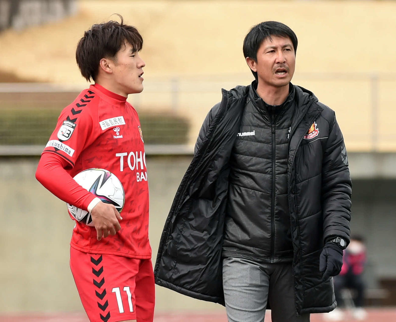 福島対藤枝　後半、DF雪江に指示を与える福島時崎監督（右）（撮影・相沢孔志）