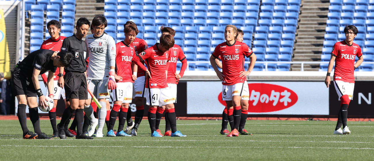 横浜対浦和　0－3で敗れ、無念の表情を見せる浦和イレブン（撮影・野上伸悟）
