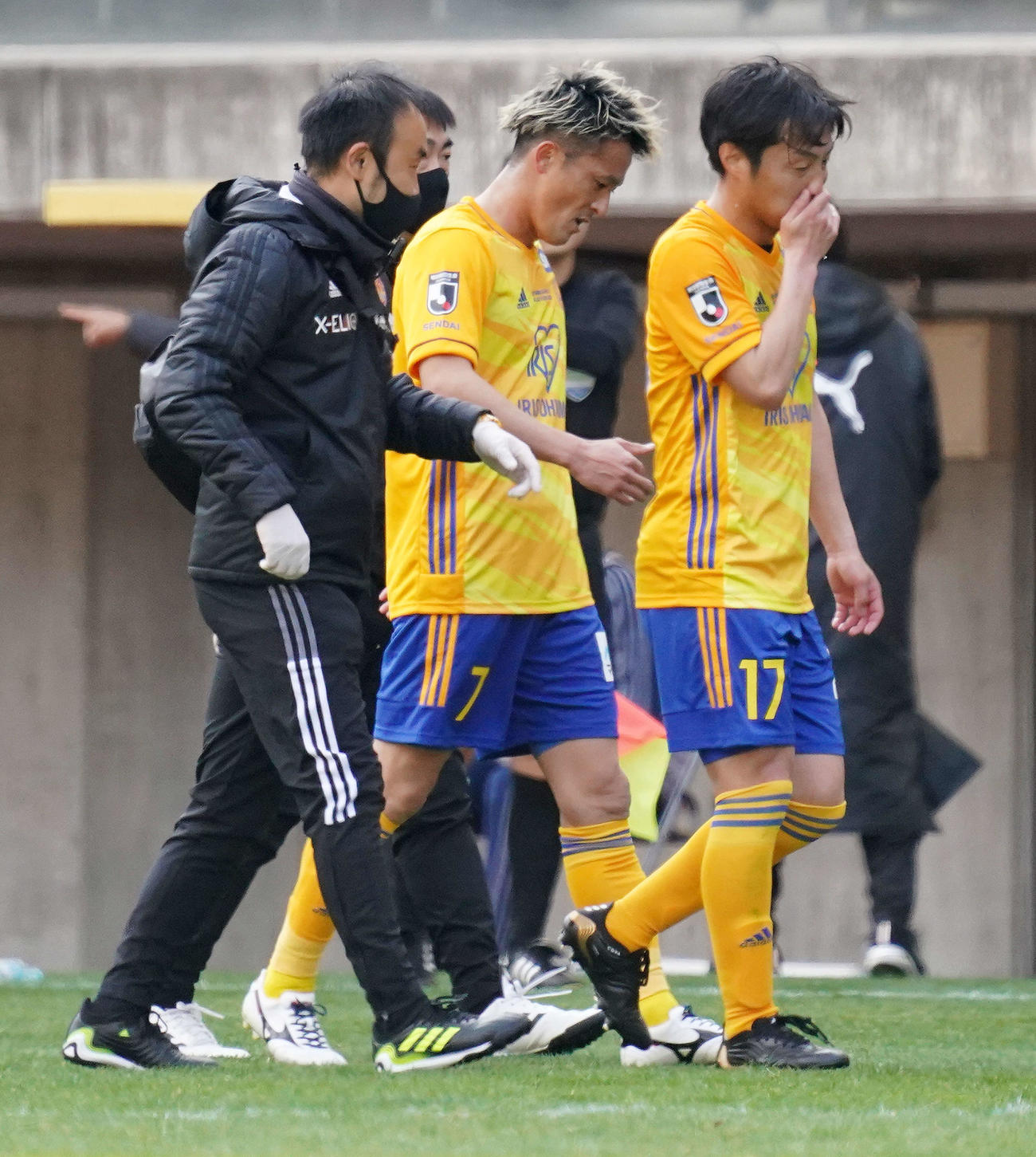 川崎F戦で負傷した仙台MF関口（中央）（2021年3月6日撮影）