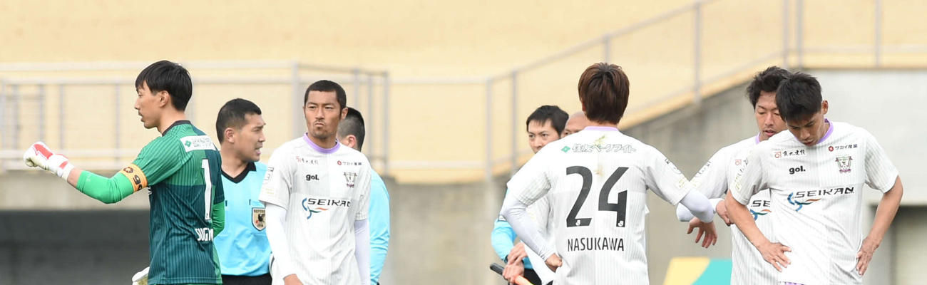 スコアレスドローに終わり、悔しい表情を見せる藤枝の選手たち