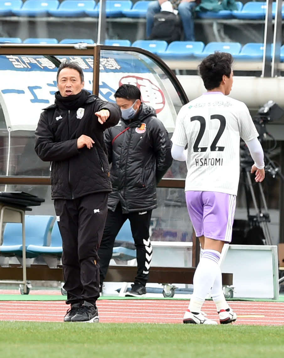 福島対藤枝　前半、指示を出す藤枝倉田監督（左）