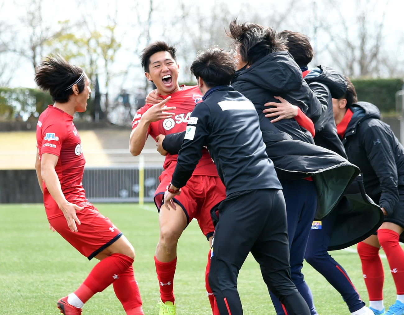前半1分、先制ゴールを決め、チームメートと喜びを分かち合ういわきFC・FW古川（左から2人目）（撮影・山田愛斗）