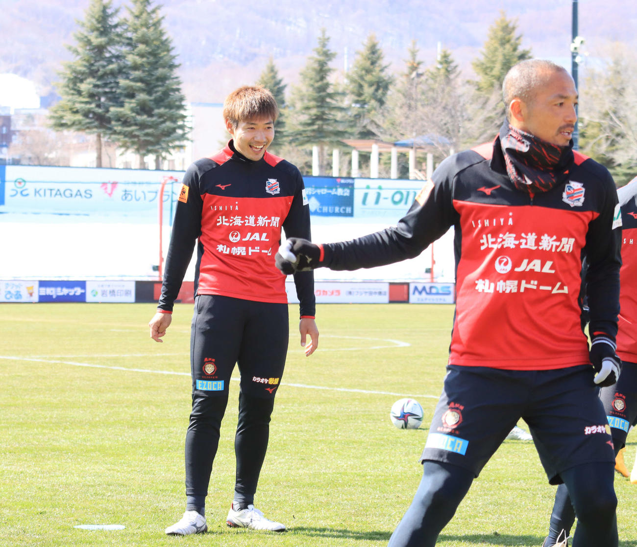 浦和戦に向けた練習に参加する札幌DF岡村（左）。右はMF小野（撮影・保坂果那）
