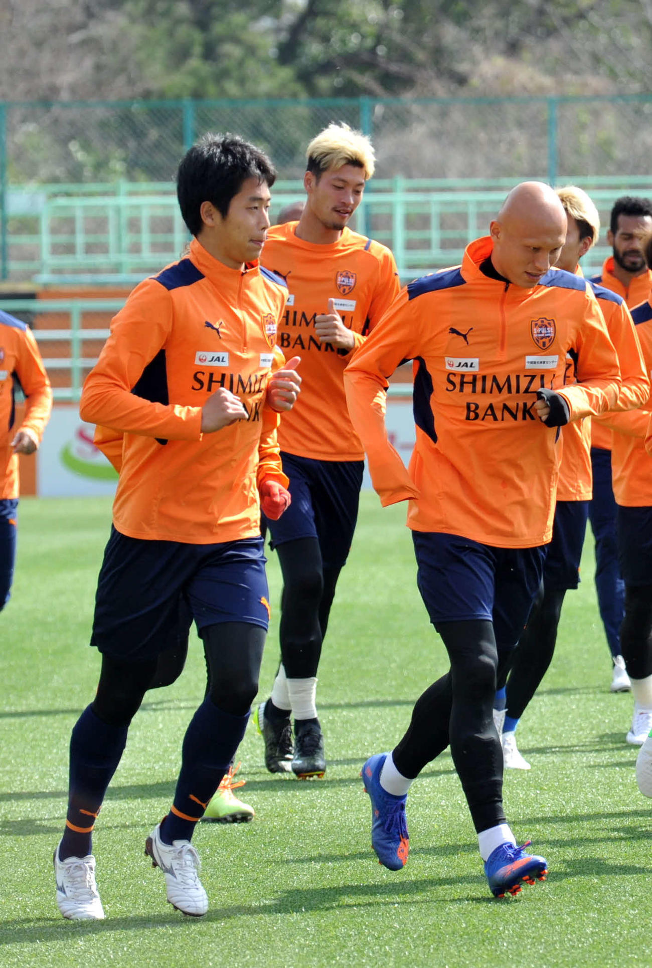 ランニングする清水DF立田（中央奥）