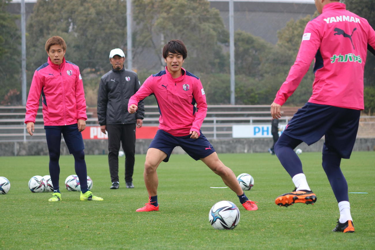 大分戦前日の練習に臨むC大阪MF坂元達裕（中央）(C)CEREZO OSAKA