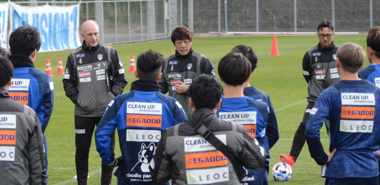 円陣で選手へ話をする横浜FC下平監督（中央）（2020年1月撮影）
