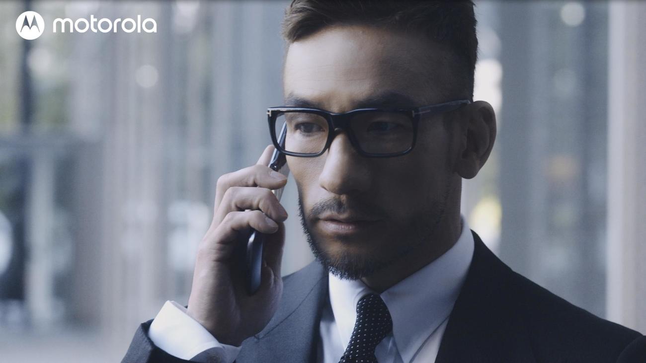 モトローラのフォーダブルスマートフォン「motorola razr 5G」ウェブ限定の新CMに出演した中田英寿氏