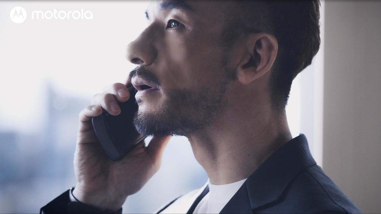 モトローラのフォーダブルスマートフォン「motorola razr 5G」ウェブ限定の新CMに出演した中田英寿氏