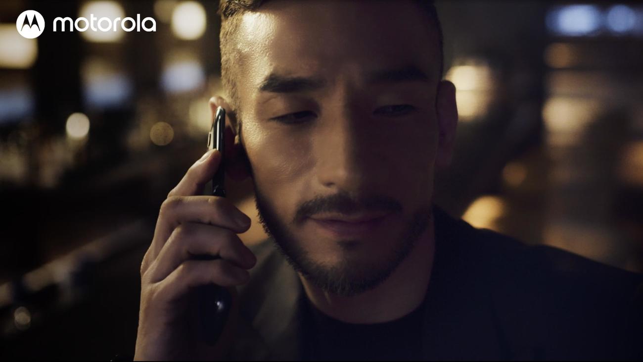モトローラのフォーダブルスマートフォン「motorola razr 5G」ウェブ限定の新CMに出演した中田英寿氏