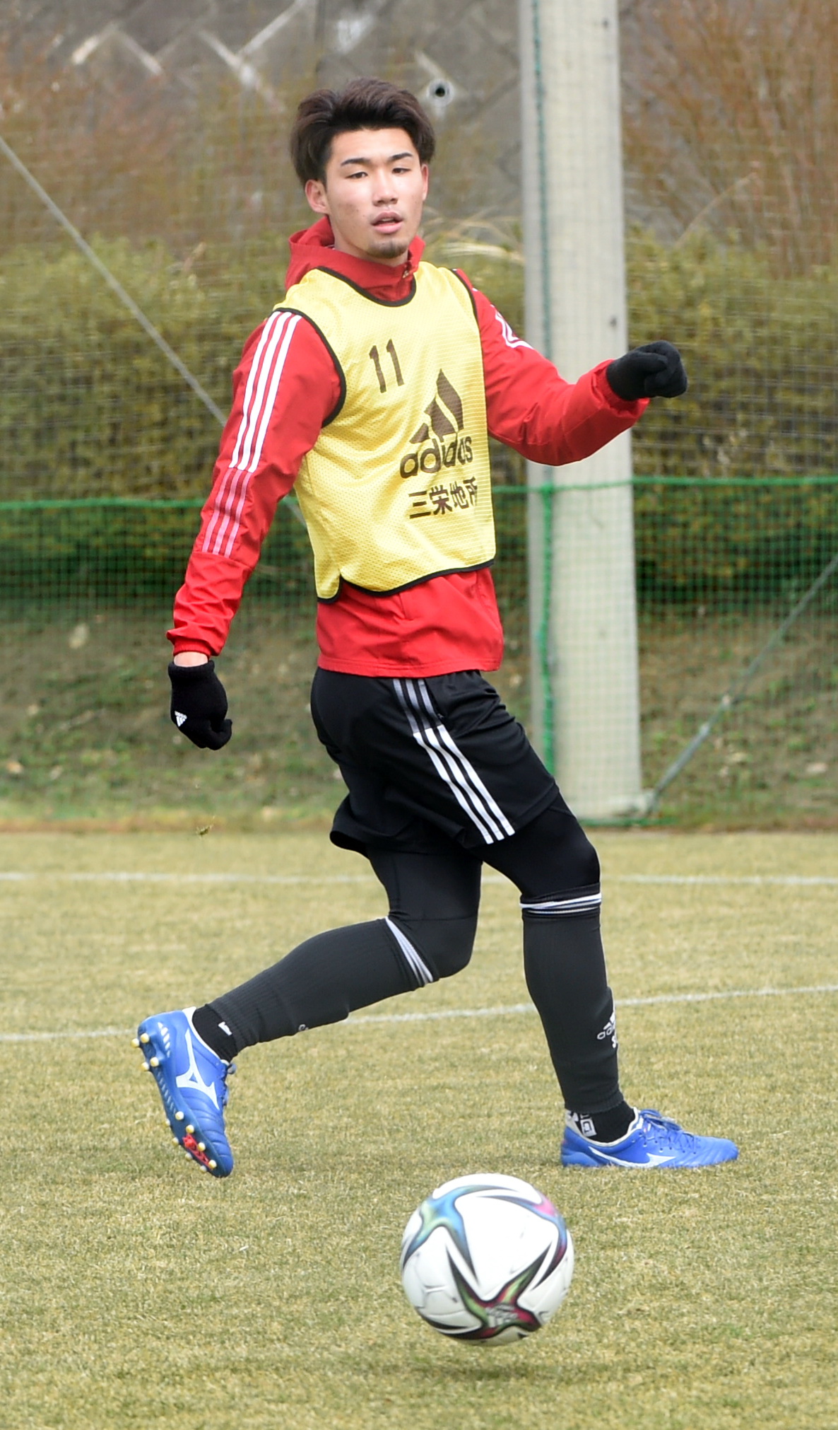 パスを出す仙台DF照山（撮影・山田愛斗）