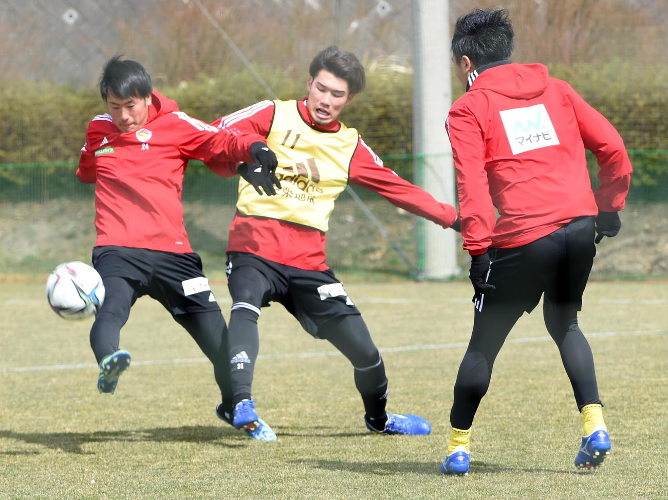 激しく競り合う仙台DF照山。左はDF長倉