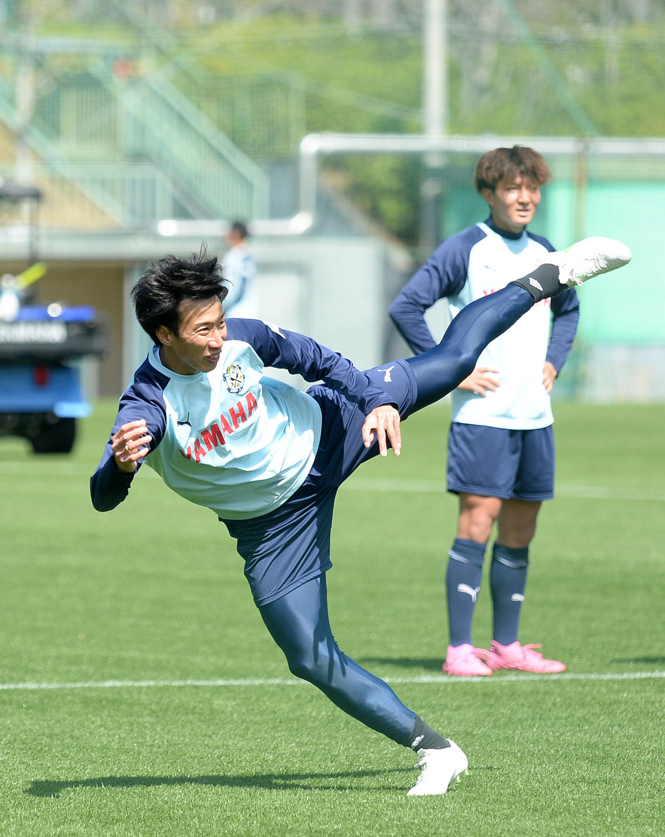 自主トレでシュート練習に励んだ磐田FW大津（左）