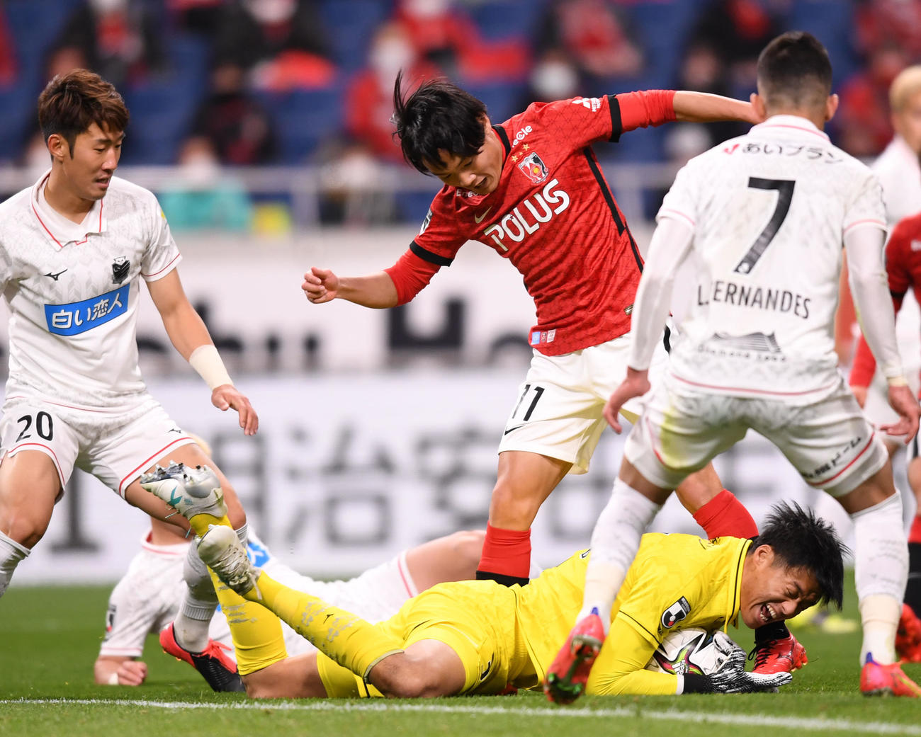 浦和対札幌　後半、浦和MF田中（中央）のシュートをブロックする札幌GK中野小（撮影・横山健太）