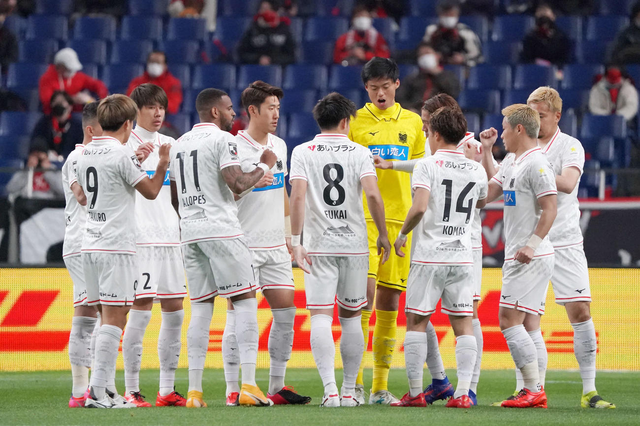 浦和対札幌　試合前、円陣を組むGK中野小（右から5人目）ら札幌イレブン（撮影・横山健太）