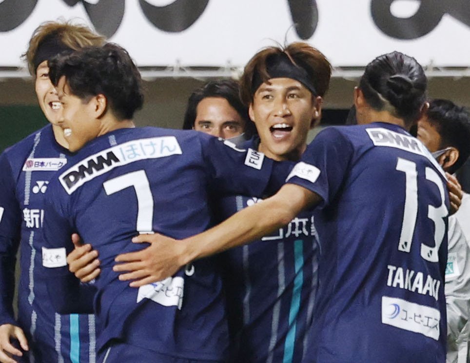 後半、決勝ゴールを決め、祝福される福岡・金森（右から2人目）＝ベススタ
