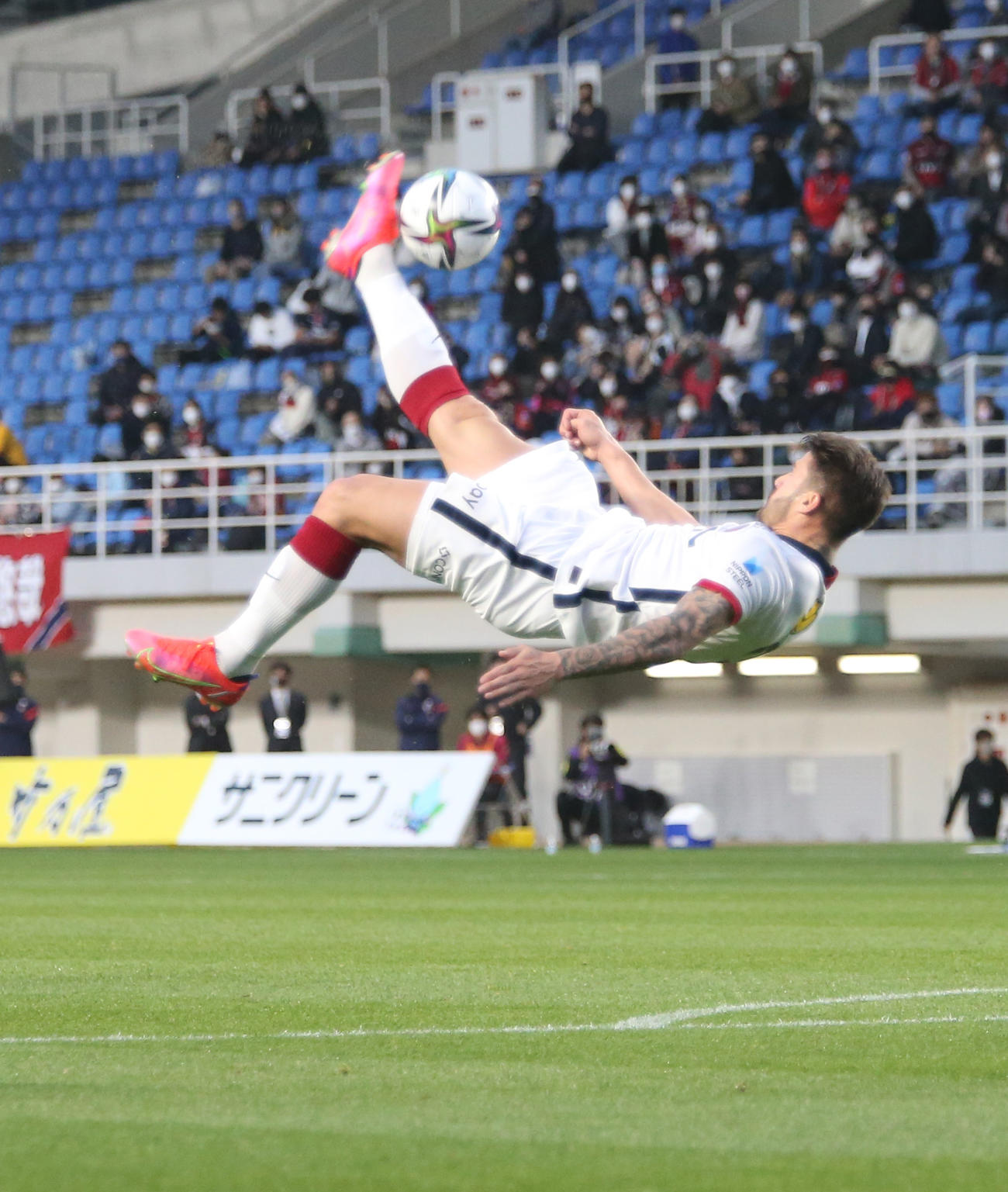 福岡対鹿島　前半、オーバーヘッドシュートを試みる鹿島FWエヴェラウド（撮影・菊川光一）