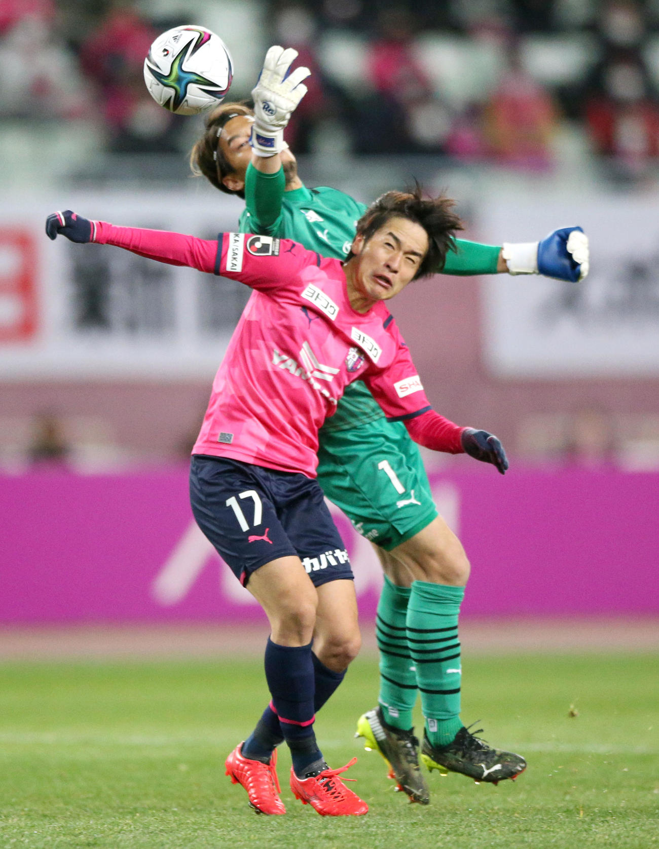 C大阪対大分　後半、C大阪MF坂元（手前）は大分GK高木とゴール前で競り合う（撮影・上山淳一）