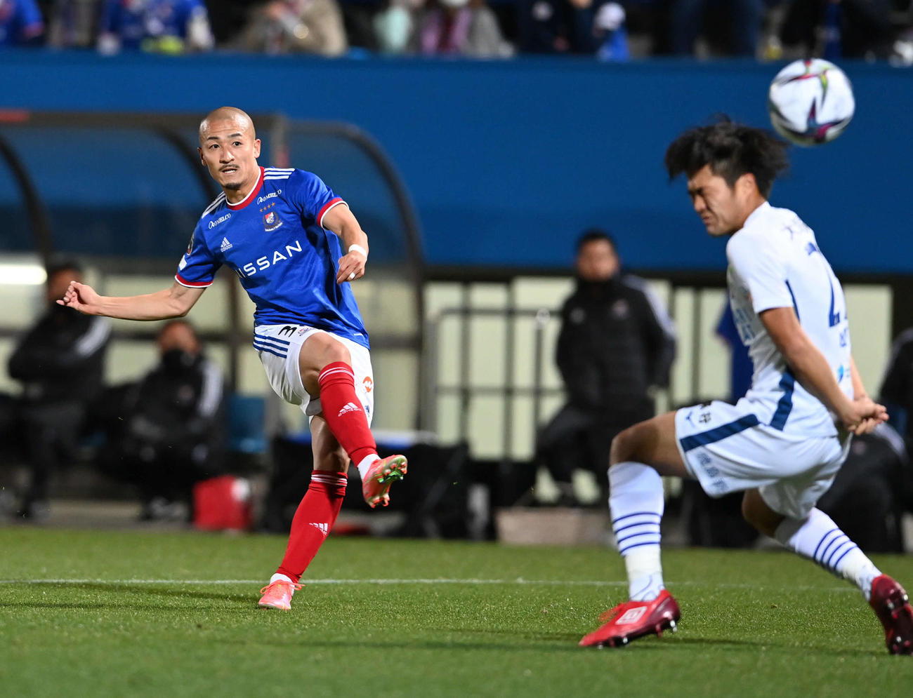 横浜対徳島　後半、シュートを放つ横浜FW前田（左）。得点したかに見えたがVARで取り消しに（撮影・山崎安昭）