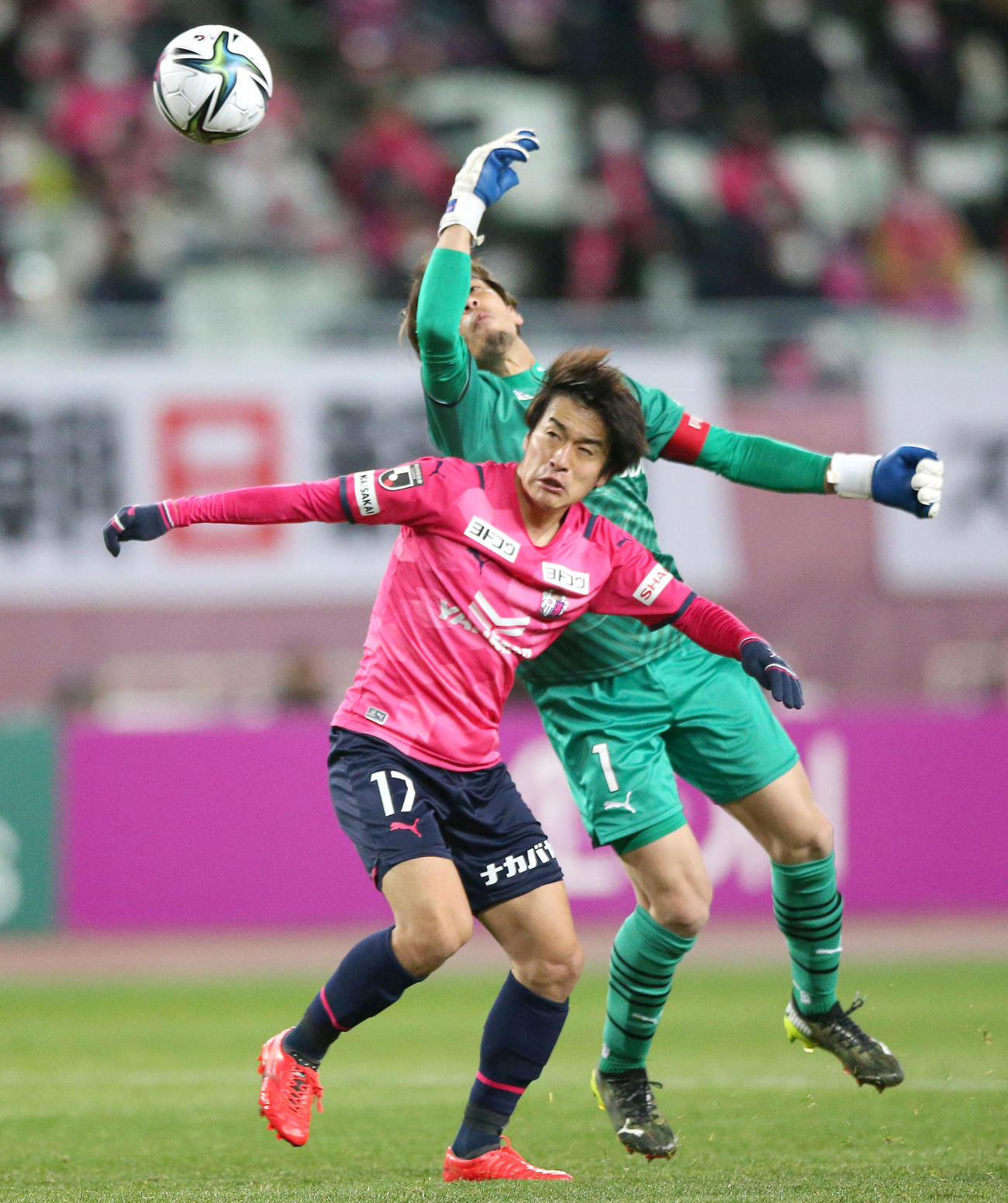 C大阪対大分　後半、C大阪MF坂元（手前）は大分GK高木とゴール前で競り合う（撮影・上山淳一）