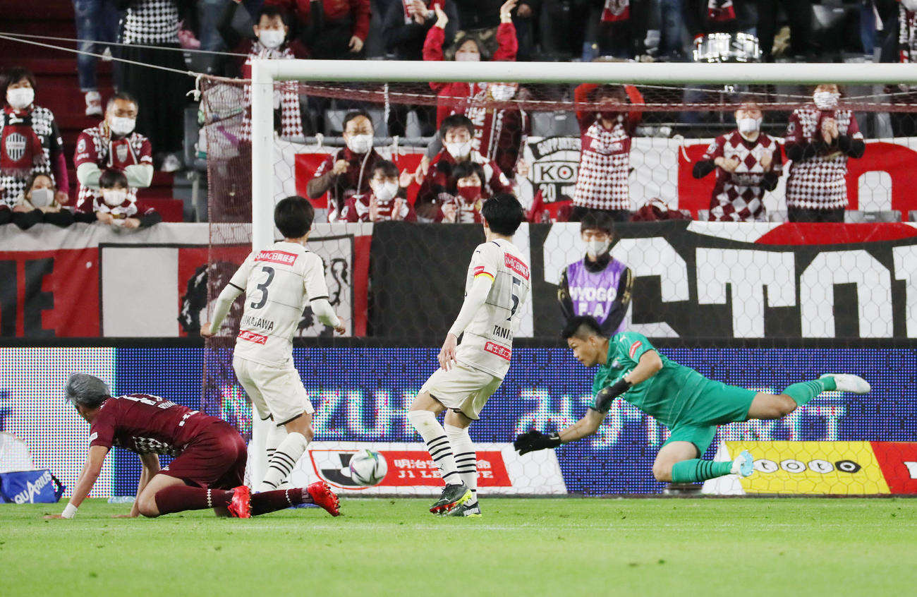 神戸対川崎F　後半ロスタイム、神戸DF菊池が頭で押し込み同点ゴールを決める、GKはチョン・ソンリョン（撮影・加藤哉）
