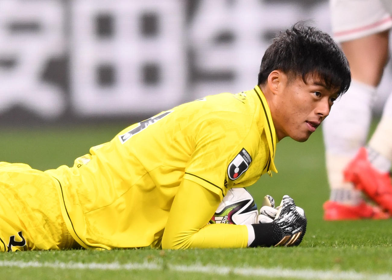 浦和対札幌　後半、浦和MF田中のシュートをブロックする札幌GK中野小（撮影・横山健太）