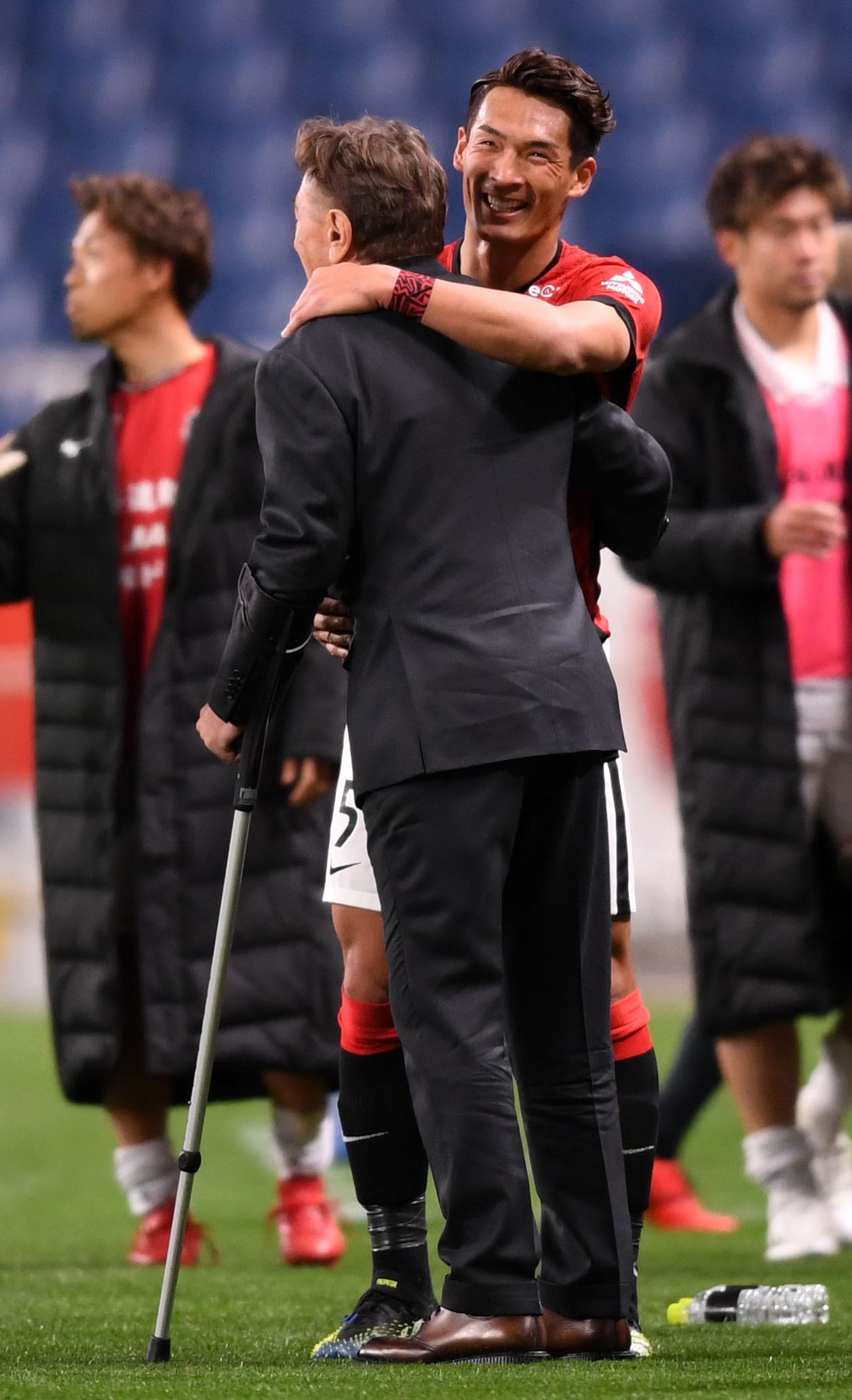 浦和対札幌　試合後、あいさつを交わす浦和DF槙野（右）と札幌ペトロビッチ監督（撮影・横山健太）