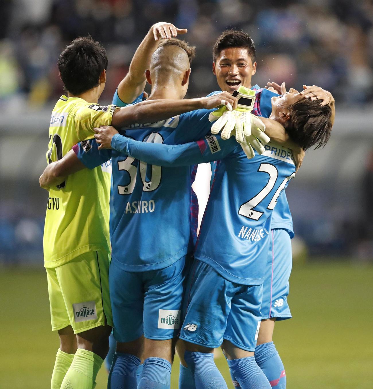 柏に勝利し、喜ぶ鳥栖イレブン（共同）