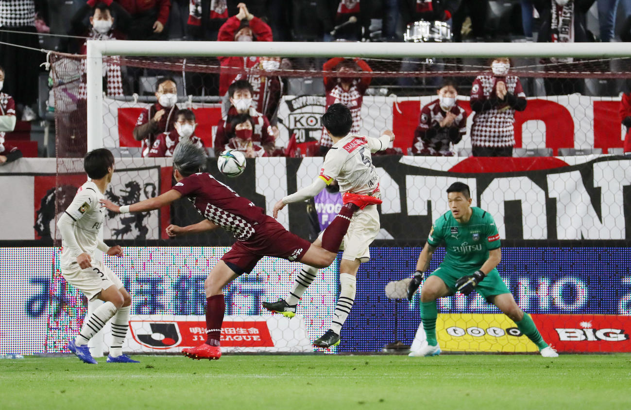 神戸対川崎F　後半ロスタイム、神戸DF菊池が頭で押し込み同点ゴールを決める、GKはチョン・ソンリョン（撮影・加藤哉）