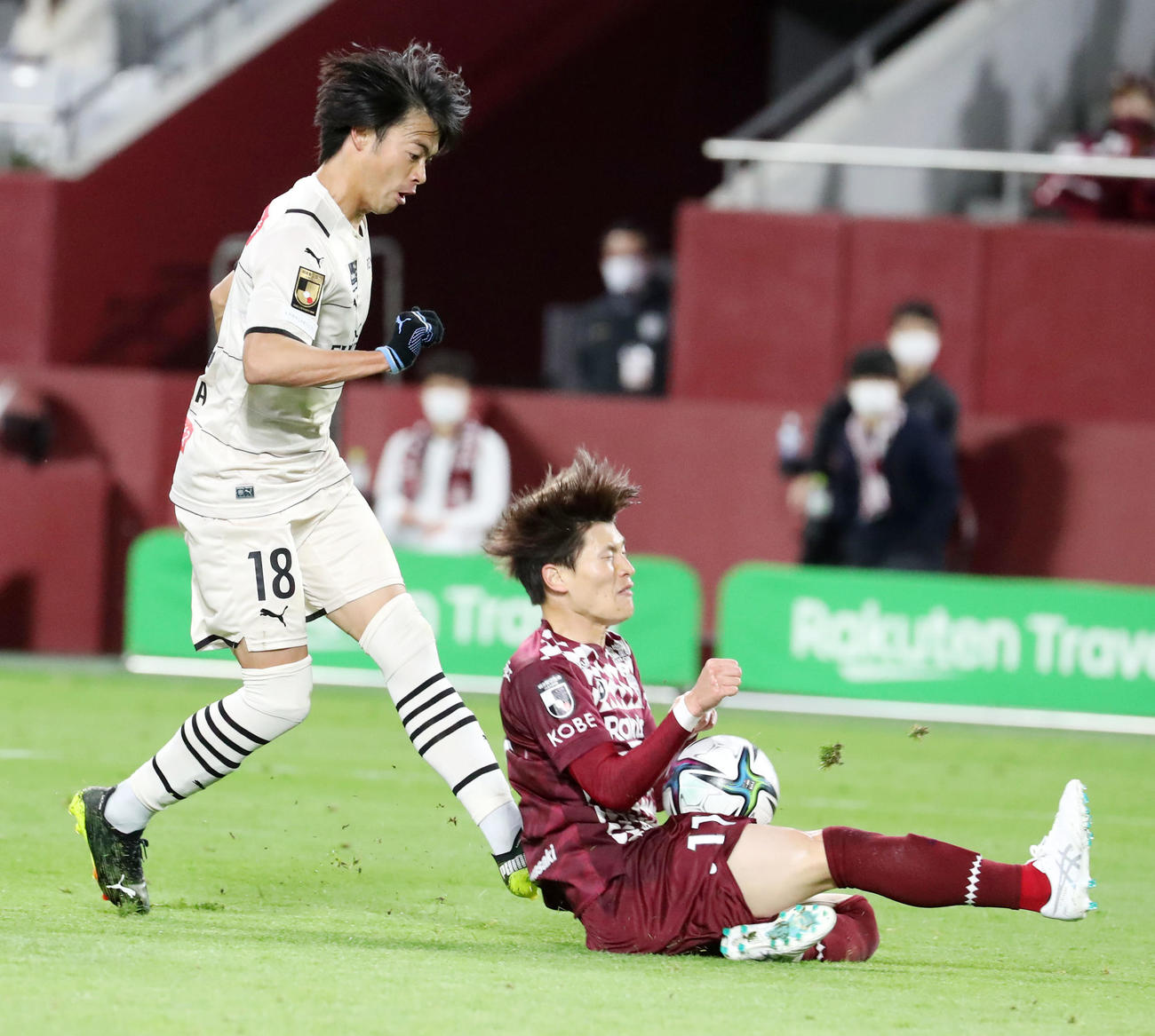 神戸対川崎F　後半、川崎FのFW三笘はドリブルでゴール前に持ち込むが得点できず（撮影・加藤哉）