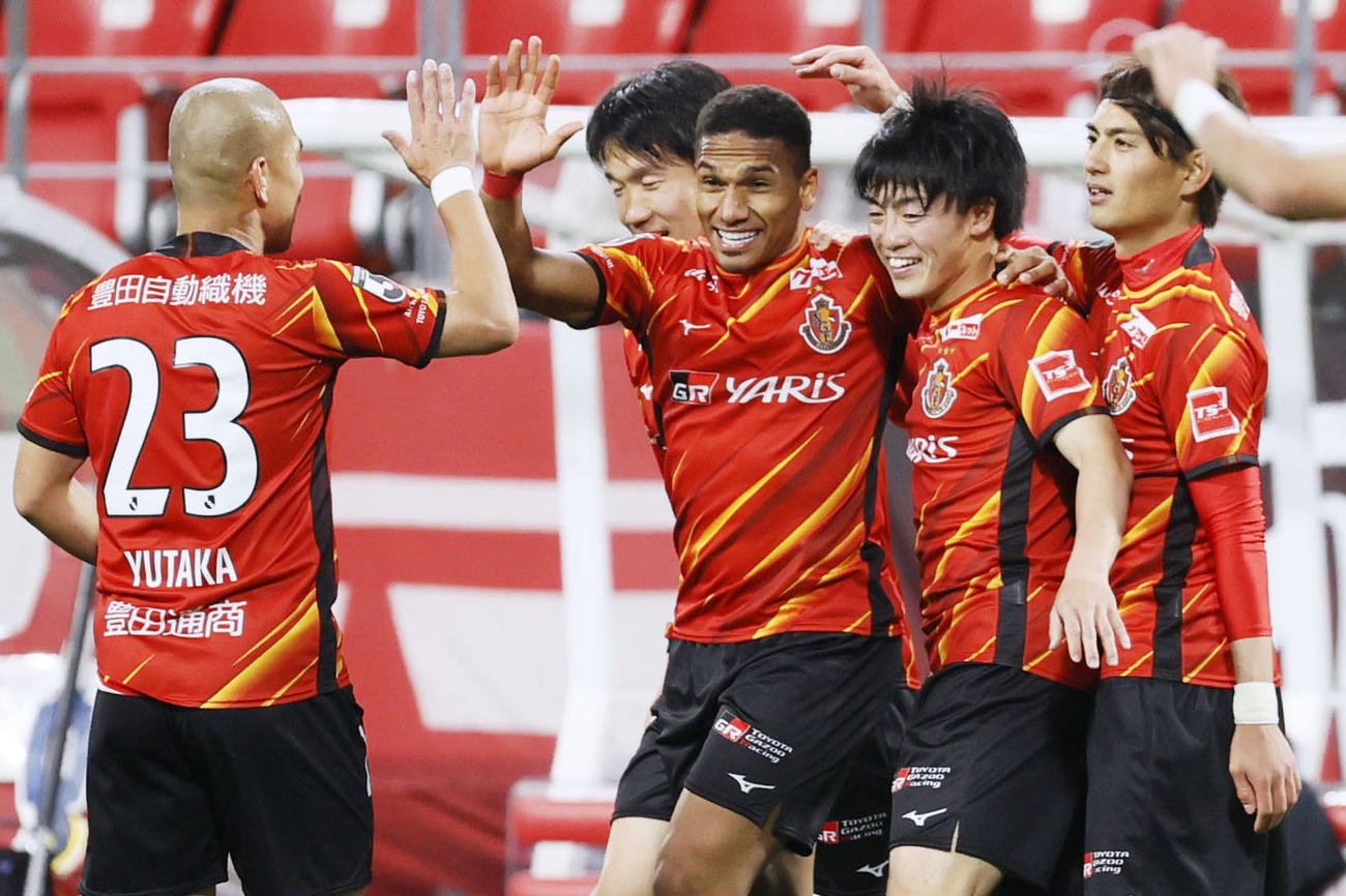 名古屋対横浜FC　後半、2点目のゴールを決め、祝福される名古屋FWマテウス（左から2人目）（共同）