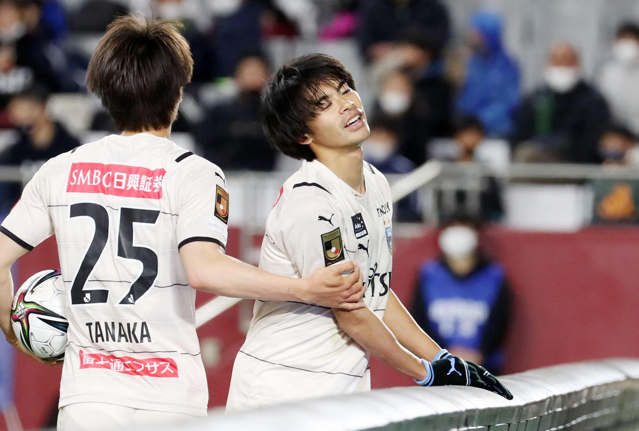 後半、川崎FのFW三笘はドリブルでゴール前に持ち込むが得点できず（撮影・加藤哉）