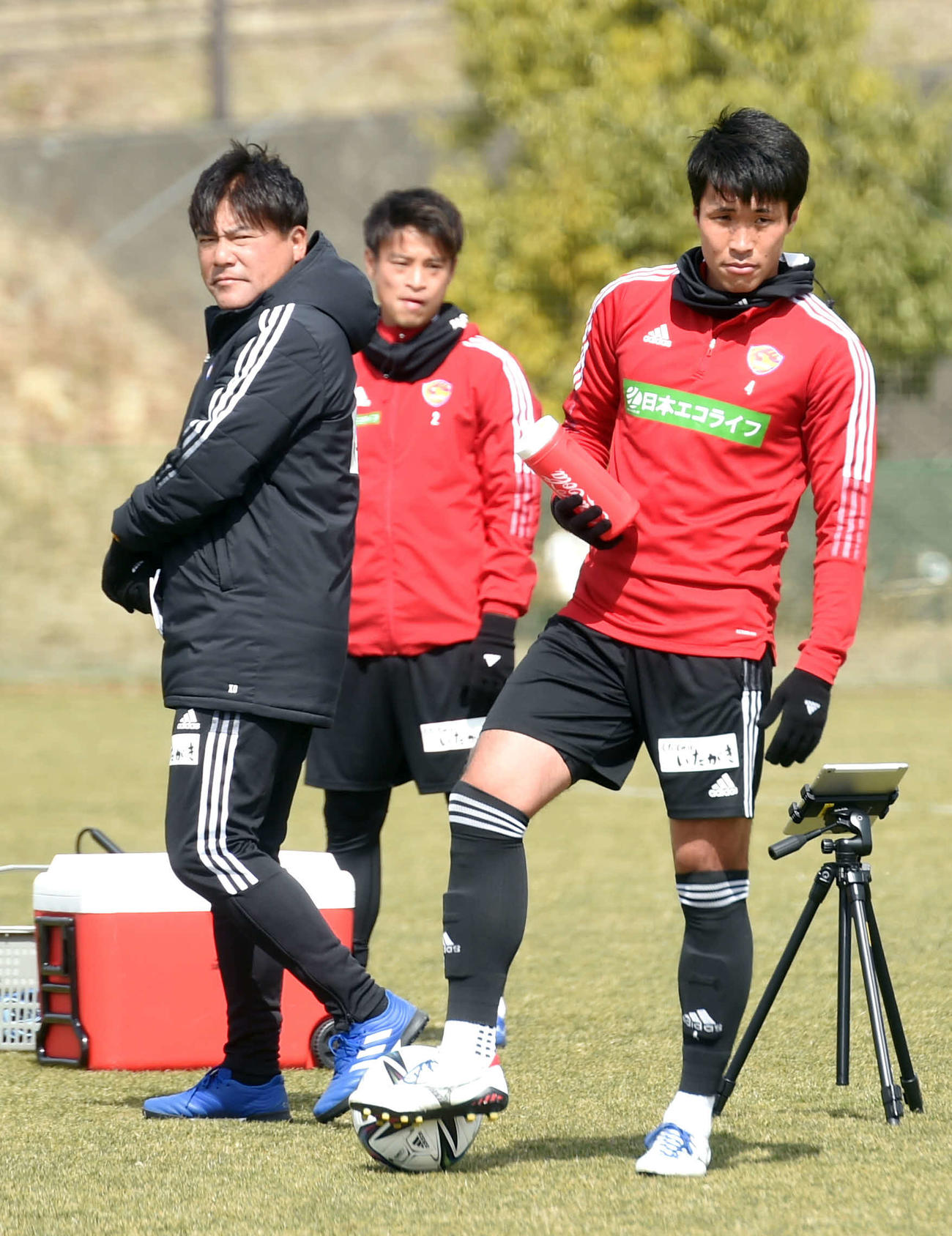 鋭い視線で選手たちのプレーを見る仙台手倉森監督（左）とDF蜂須賀（右）（撮影・相沢孔志）