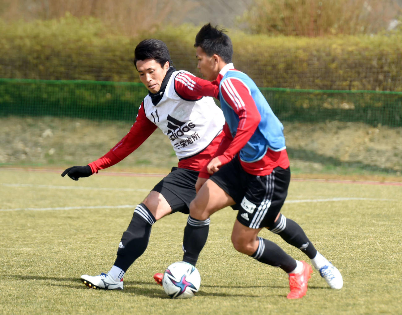 ボールに競り合う仙台DF蜂須賀（左）（撮影・相沢孔志）