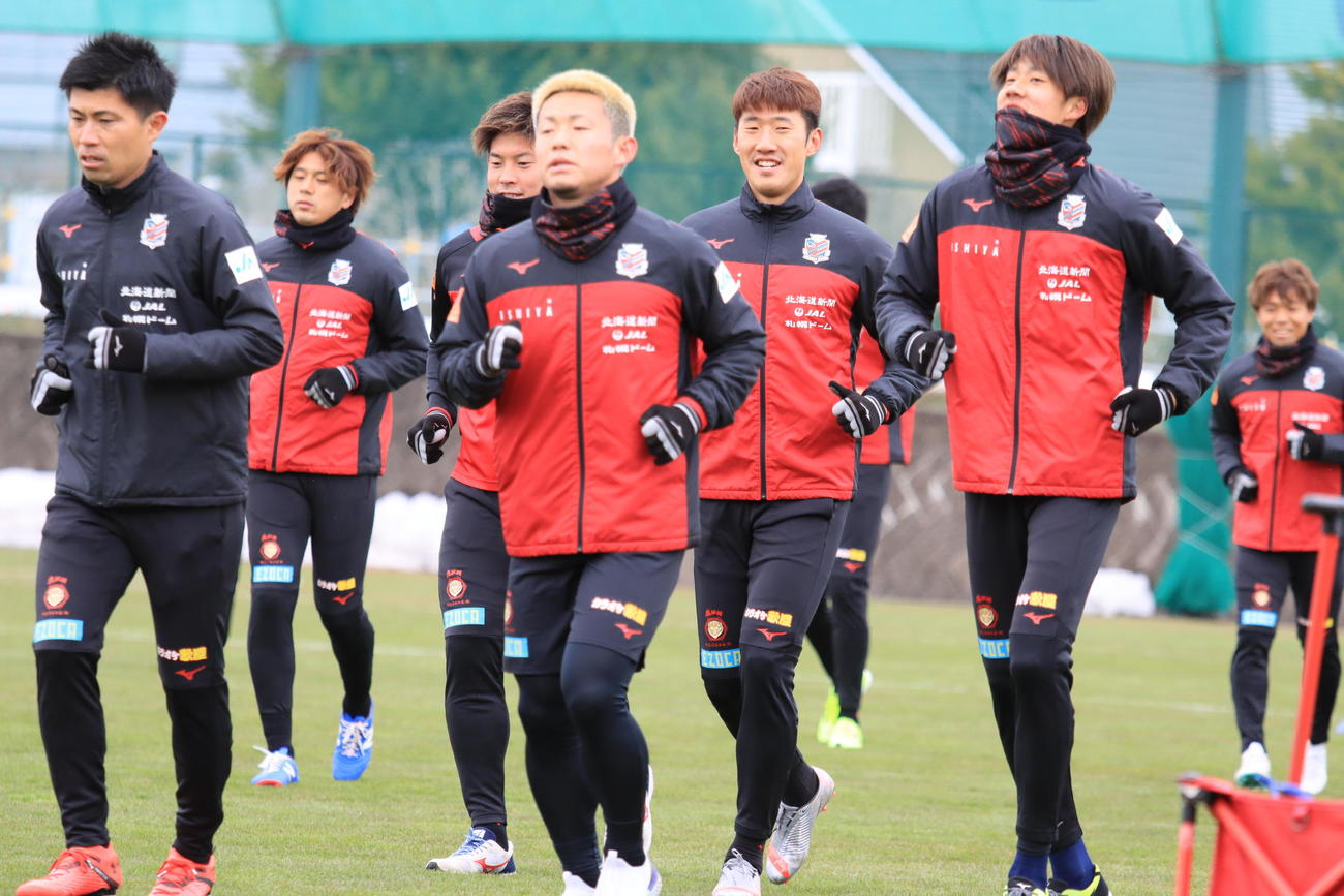 札幌の17日浦和戦先発メンバーはリカバリーでランニングする。右から2人目はDFキム（撮影・保坂果那）