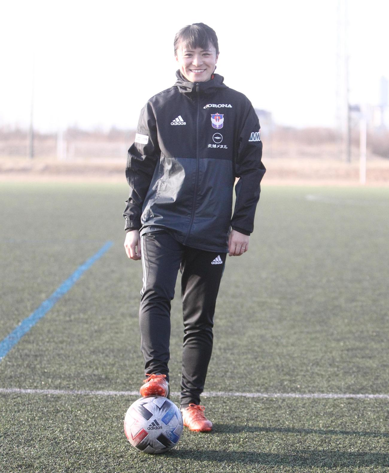 女子の魅力をサッカーで表現していきたいと話す西東コーチ（撮影・飯嶋聡美）