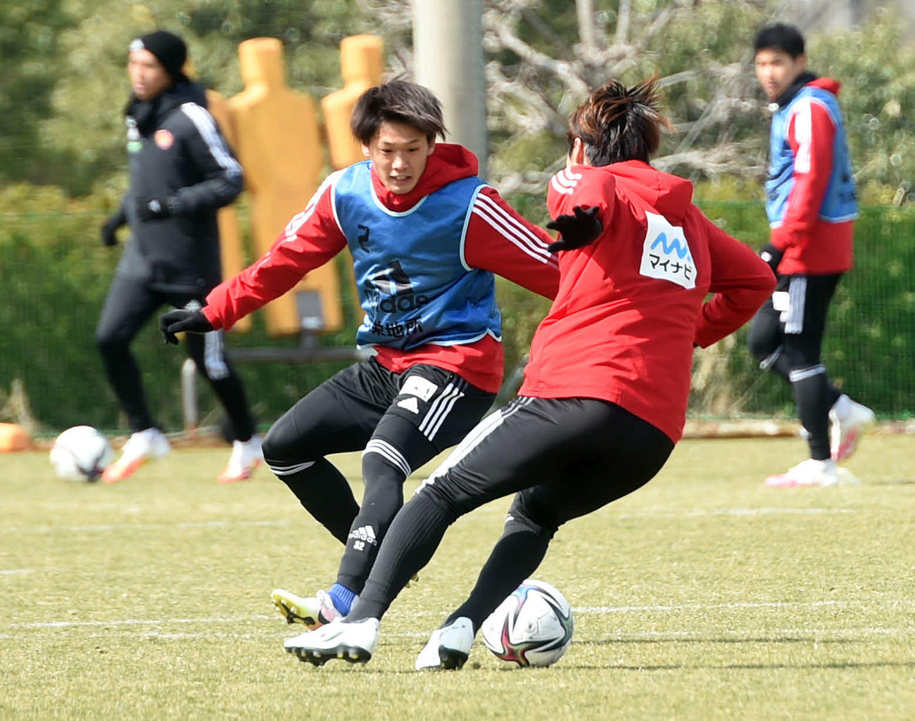 軽快な動きを見せる仙台MF気田（左）