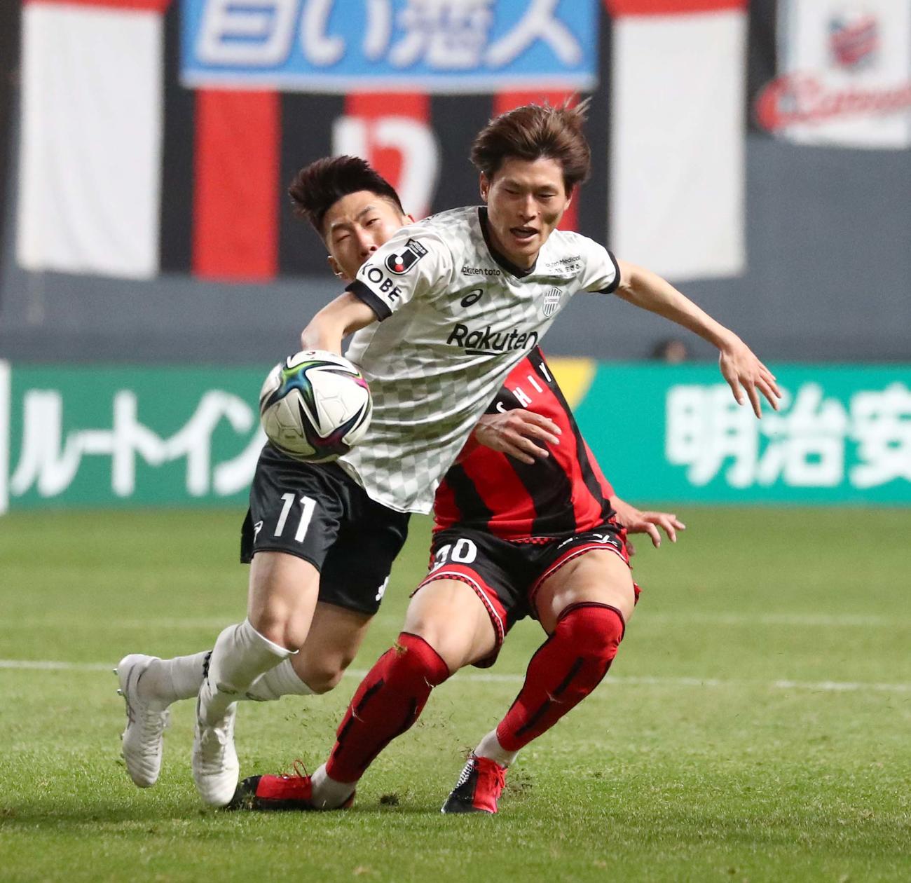 札幌対神戸　後半、札幌DFキム・ミンテと競り合う神戸FW古橋（撮影・黒川智章）