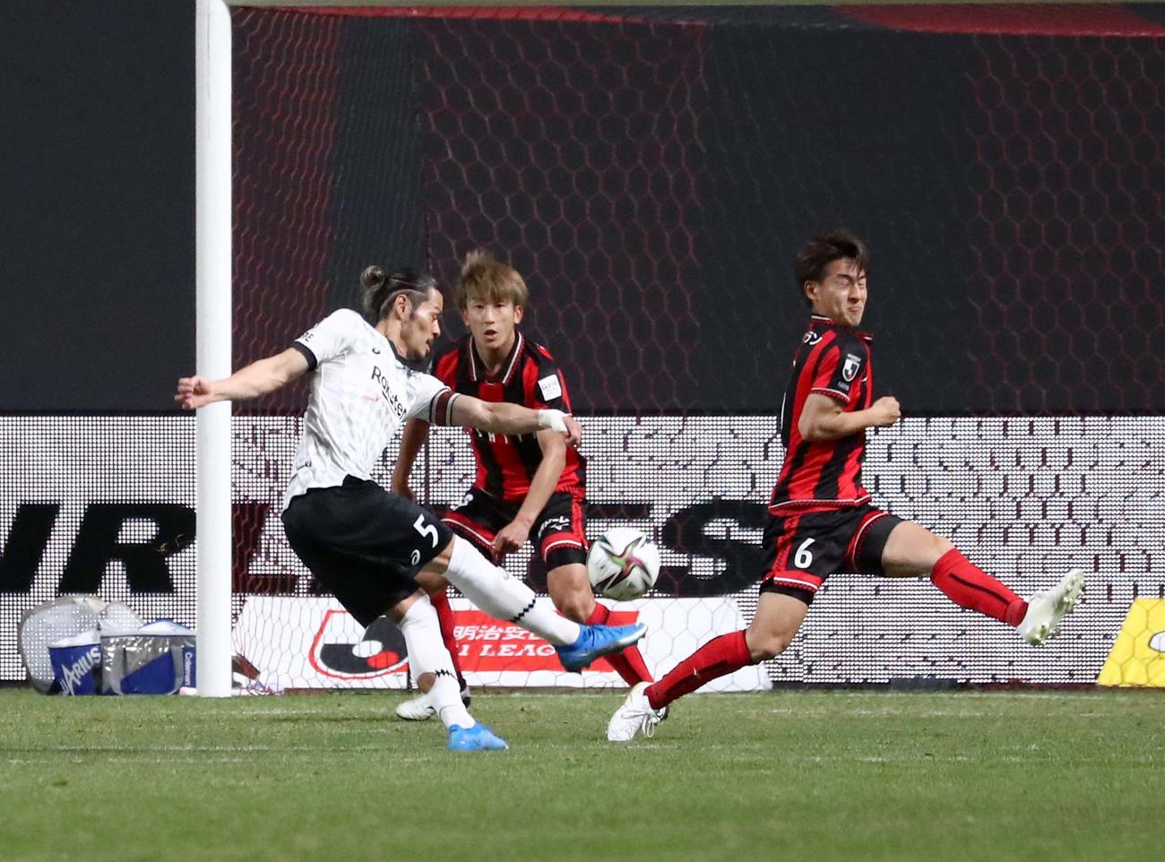 後半、勝ち越しのゴールを決める神戸MF山口（撮影・黒川智章）