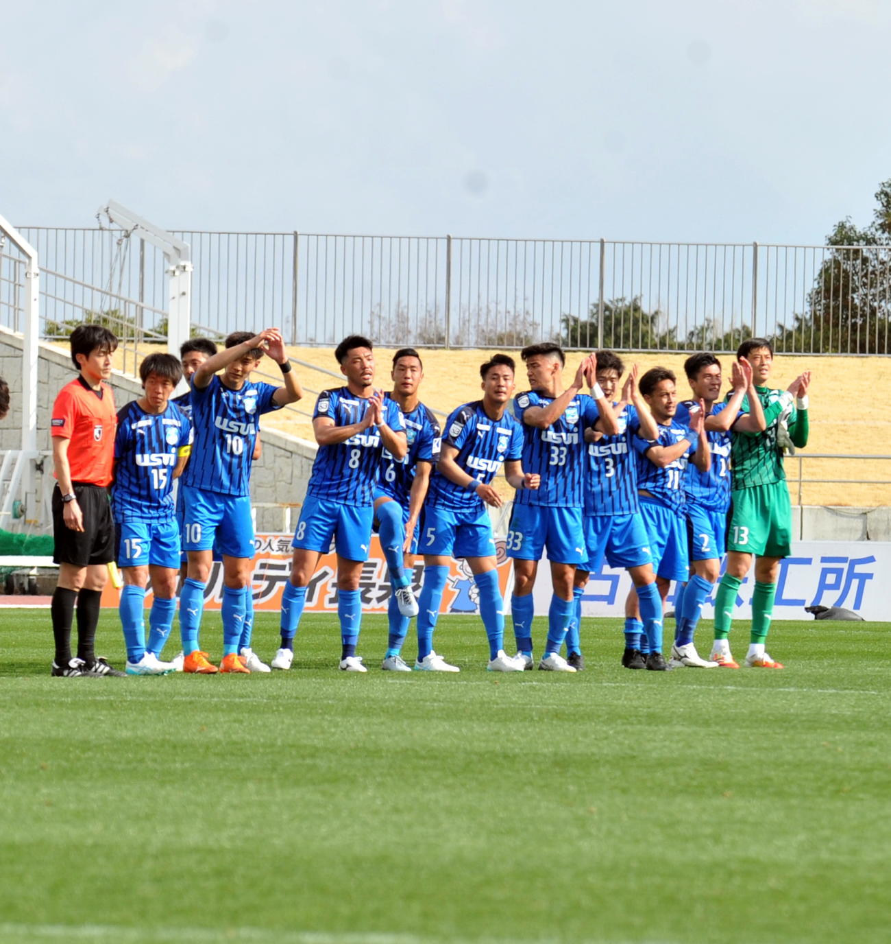 開幕戦を勝利で飾った沼津の選手たち