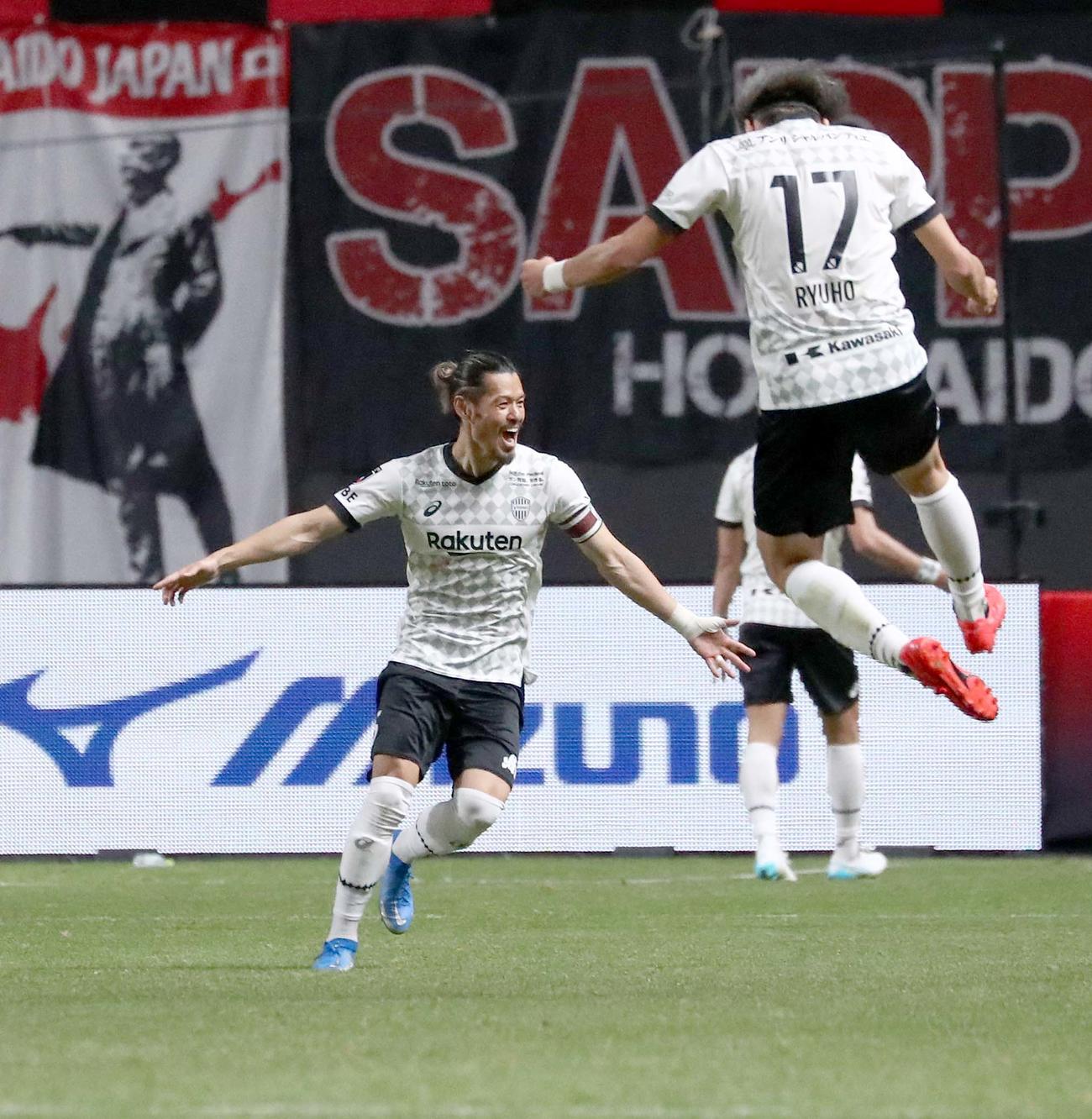 札幌対神戸　後半、勝ち越しのゴールを決め喜ぶ神戸MF山口（左）（撮影・黒川智章）