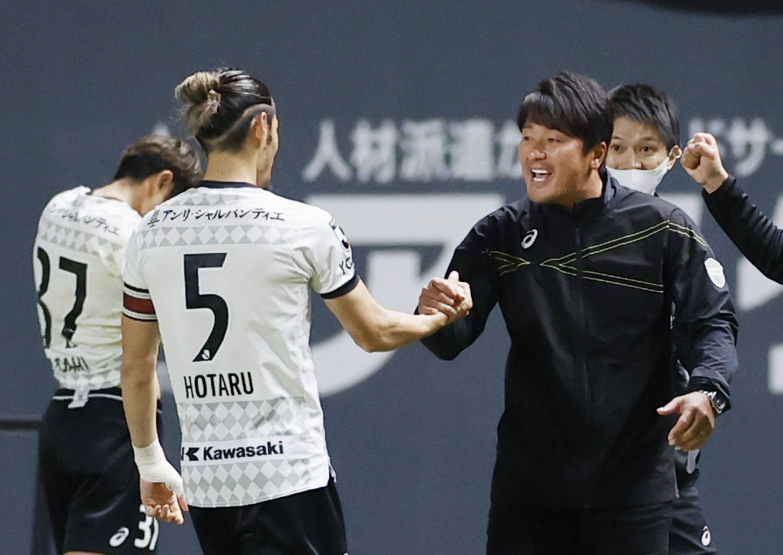後半、決勝ゴールを決めた山口を祝福する神戸三浦監督（共同）