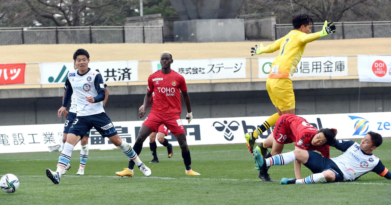 前半36分、同点ゴールを決める福島MF吉永（右から2人目）（撮影・山田愛斗）