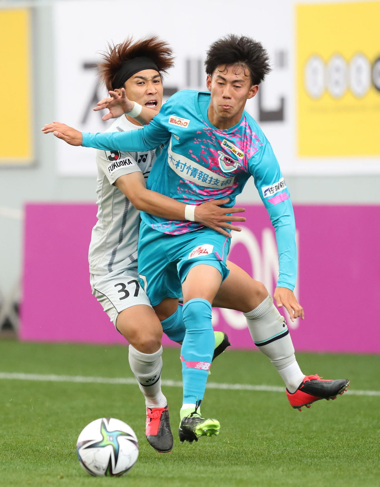 鳥栖対福岡　前半15分、鳥栖DF中野伸哉は福岡MF金森健志をかわしながらゴール前に球をあげようとする（撮影・梅根麻紀）