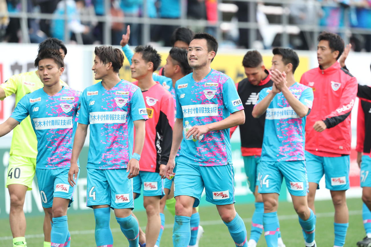 鳥栖対福岡　福岡と引き分けに終わった鳥栖イレブンはサポーターにあいさつ（撮影・梅根麻紀）