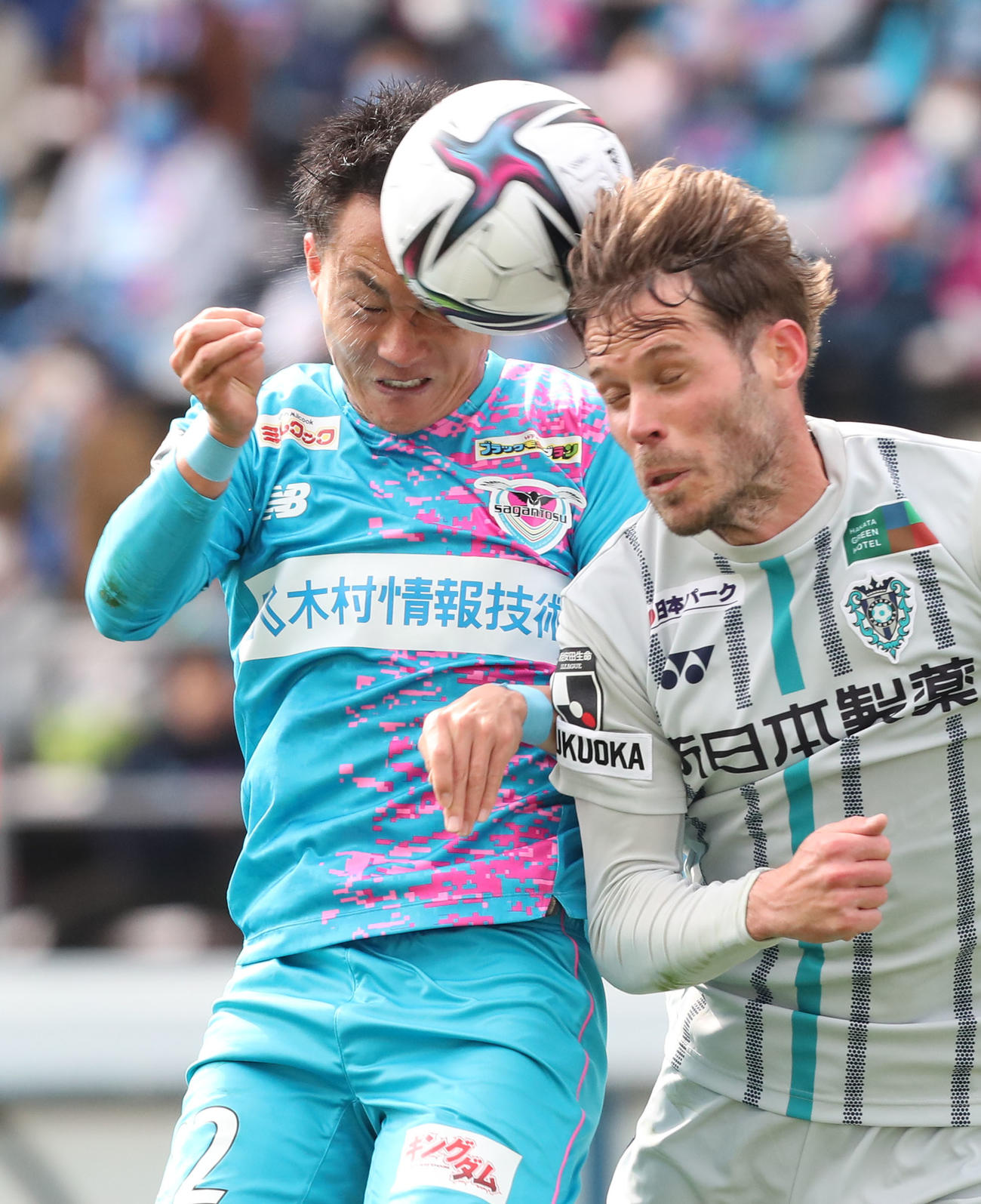 鳥栖対福岡　後半、鳥栖FW小屋松知哉は頭でゴールを決めようとするが惜しくも外す。右は福岡DFエミル・サロモンソン（撮影・梅根麻紀）